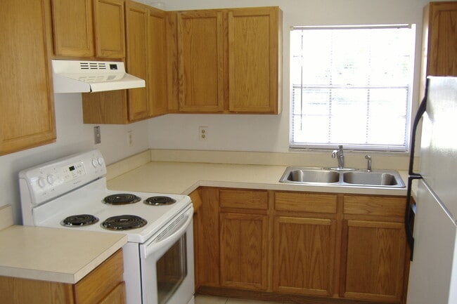 Building Photo - CUTE AFFORDABLE 2/2 DUPLEX off Michigan!