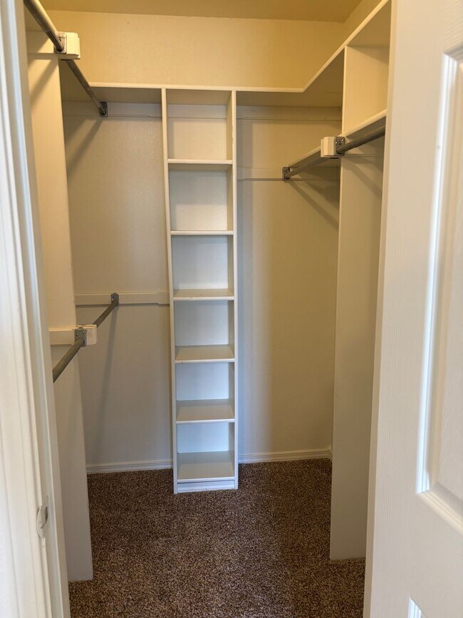 Building Photo - 3br 2.5ba on Surrey Hills Golf Course!!