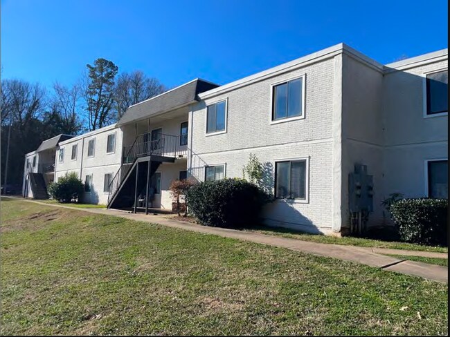 Building Photo - Spacious, affordable two bedroom townhouse just minutes from shopping and dining in Gastonia!
