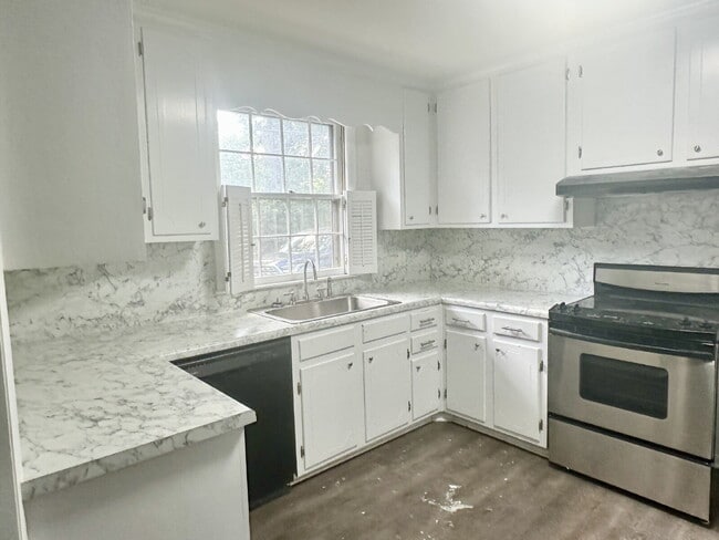 Building Photo - 3BD 1.5 BA HOUSE with Bonus Room  AVAILABL...