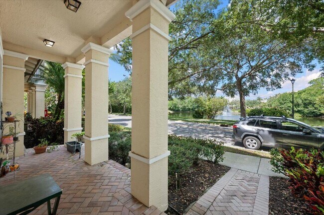 Building Photo - 335 E Thatch Palm Cir