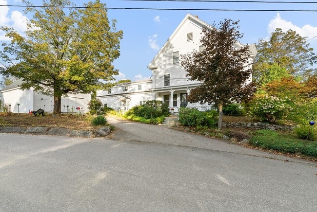 Primary Photo - 32 Maple St
