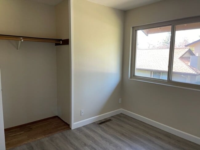 Building Photo - Updated 3 bedroom, 2.5 bath, 2 story townh...