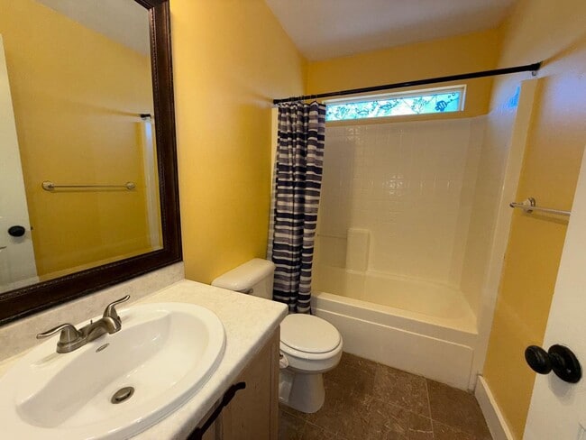 Building Photo - Spacious Tri-Level Home for Rent in Tooele...