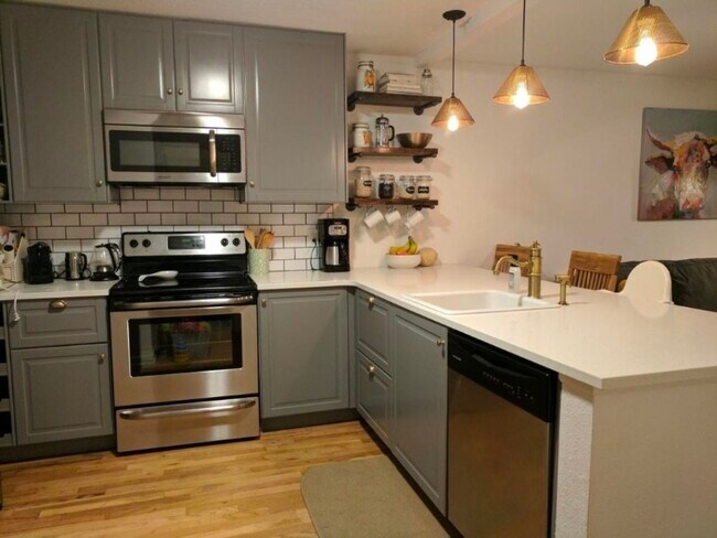 Building Photo - 6137 Sterne Cir
