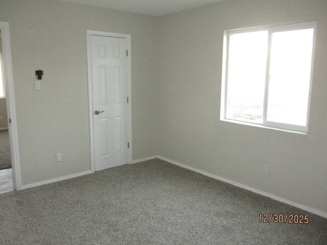 Building Photo - 13104 Oriente Ave NE