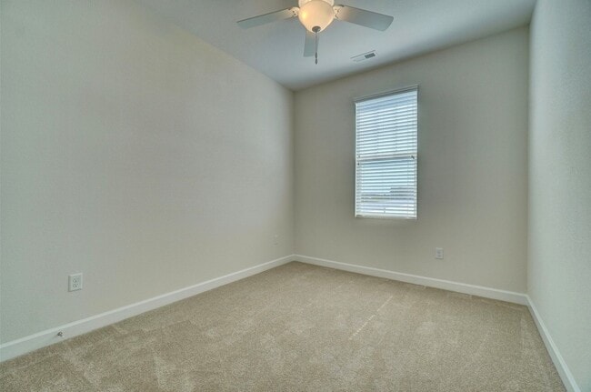 Building Photo - 3-Bedroom Townhome w/Attached Garage! Avai...
