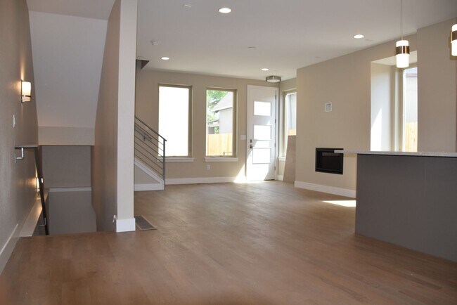 Building Photo - 3 bedroom / 3.5 bath Townhome + 2 Large Flex Spaces & Spacious Roof Top Deck!
