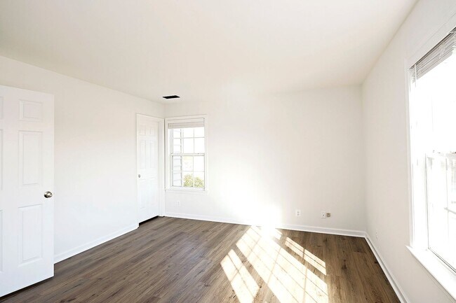 Building Photo - Updated End-Unit Townhome in Crozet