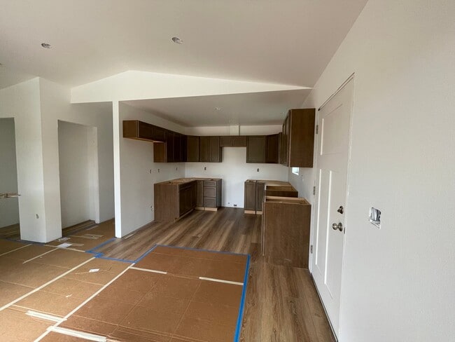 Building Photo - 6737 W Queen Anne Ave