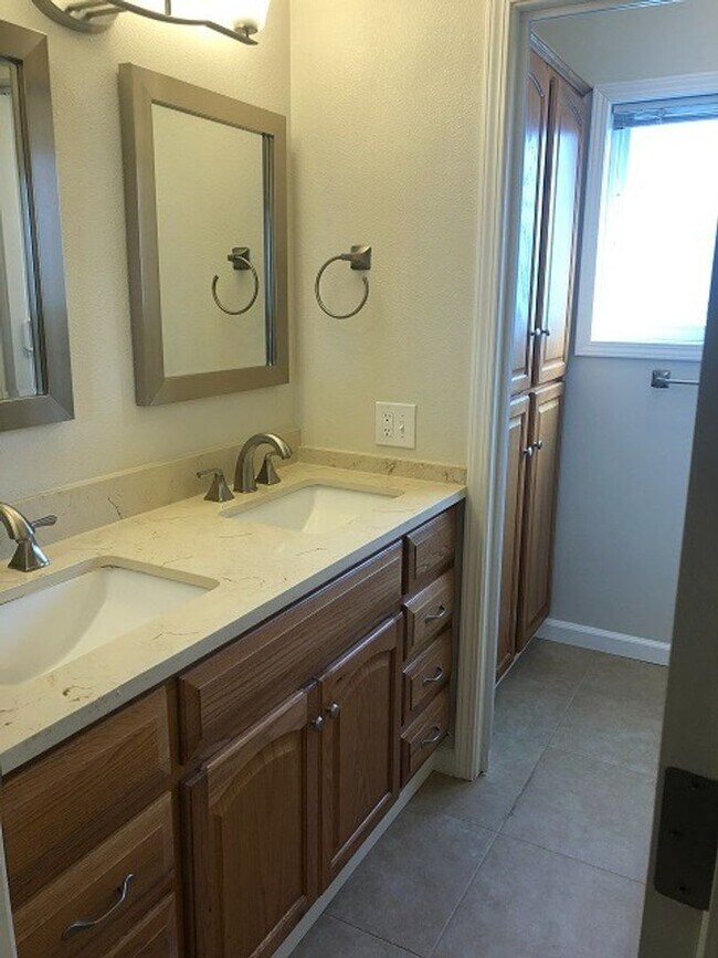 Building Photo - Remodeled Townhome in the Irvington neighborhood of Fremont - Beautiful from head to toe!