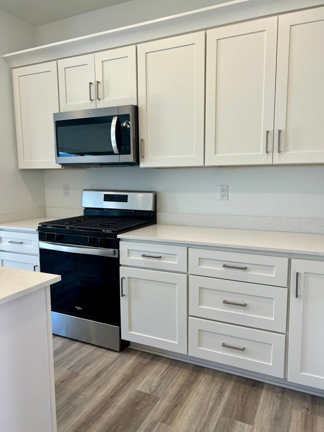 Building Photo - LOVELY TOWNHOME IN SALEM