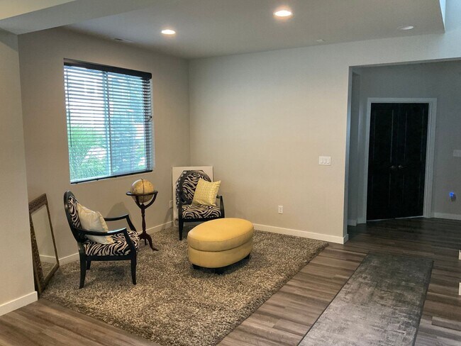 Building Photo - Furnished 4BR/3.5BA Home w/ Modern Ameniti...