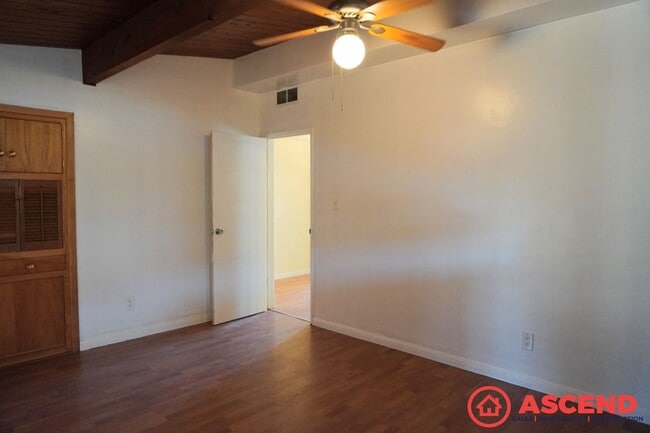 Building Photo - Spacious home located In Northeast Bakersfield!