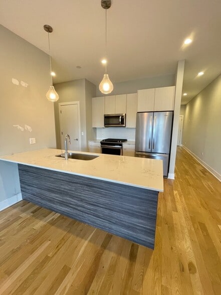 Building Photo - 4555 N Ravenswood Ave
