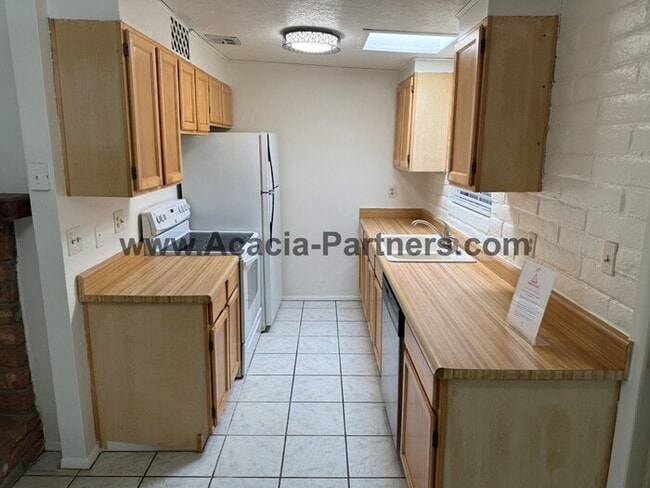 Building Photo - Eastside 3 Bedroom 2 Bath