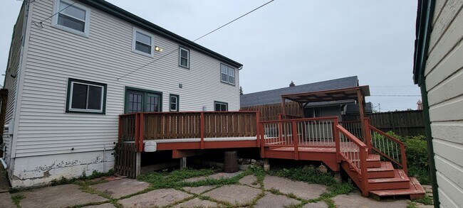 Building Photo - AVAILABLE AUGUST 15th - 4 Bed 3 Bath w/ Spacious Back Deck - SHORT TERM LEASE TILL END OF APRIL