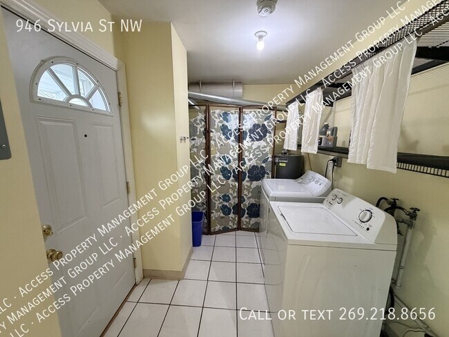 Building Photo - 946 Sylvia St NW