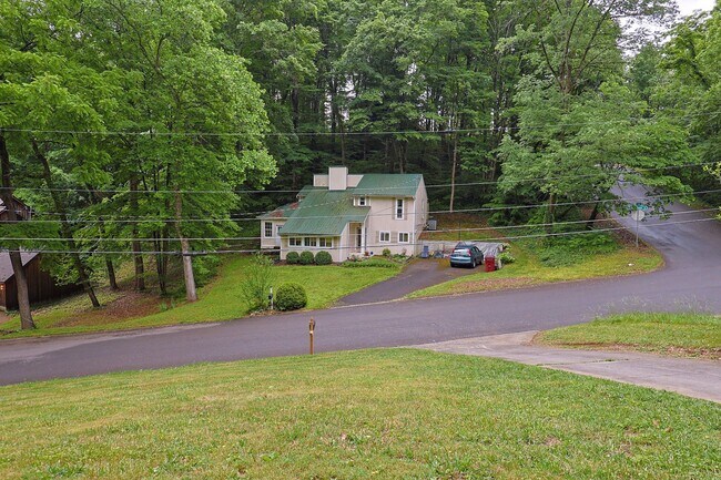 Building Photo - nice renovated 4 Bed 3 Bath