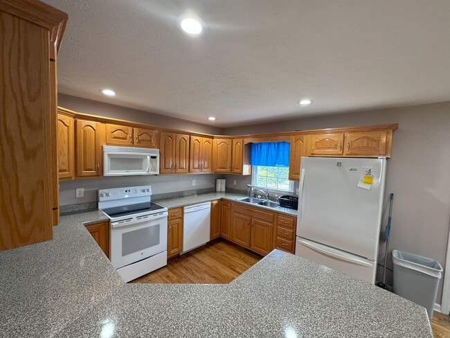 Building Photo - Single Level Home with a Great yard