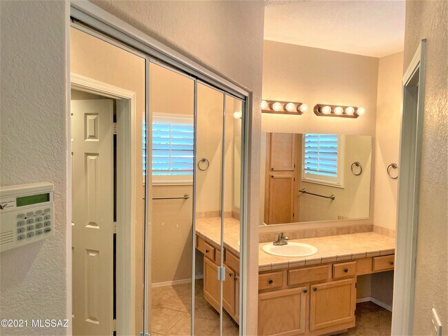 Building Photo - 6655 N Canyon Crest Dr