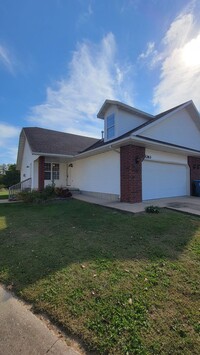 Building Photo - 3 Bedroom | 2 Bath | 2 Car Garage Duplex 1...