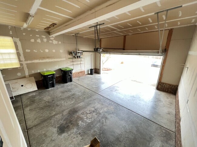 Building Photo - Beautiful 3 bedroom home on over 3/4 acres with huge garage.