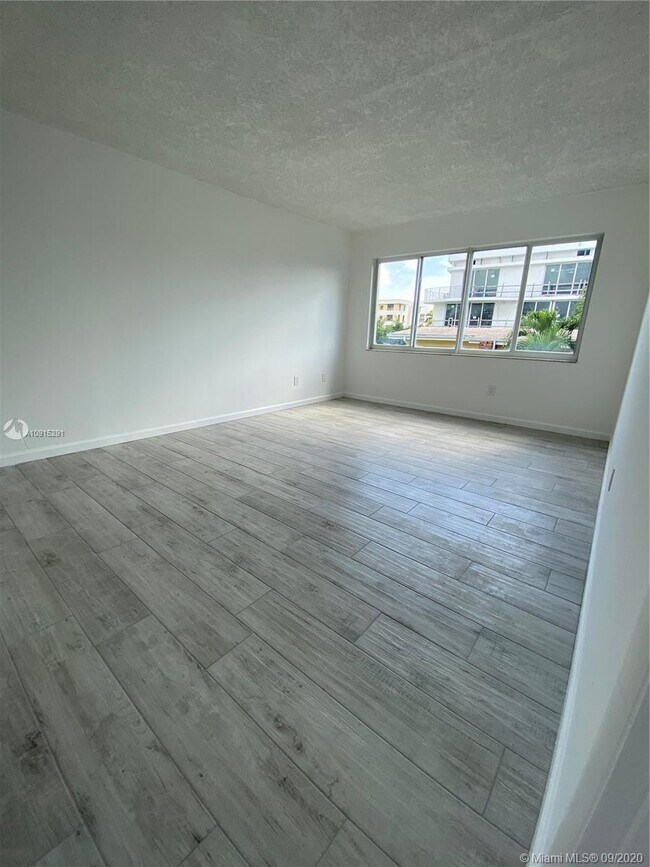 Building Photo - 9971 W Bay Harbor Dr