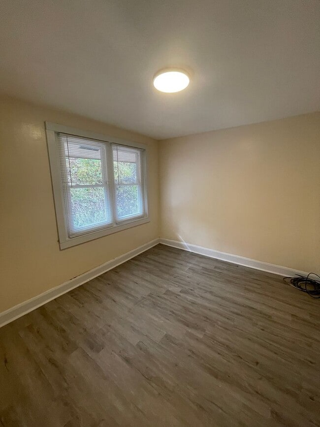 Building Photo - 825 N 6th St