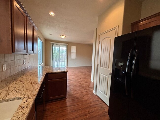 Building Photo - SPACIOUS HOME FOR RENT!
