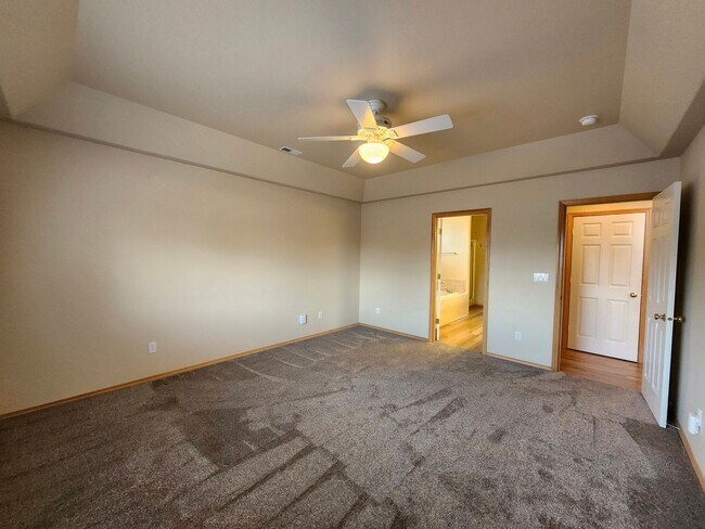 Building Photo - Stunning Home close to biking and walking paths!