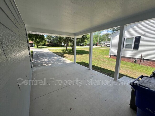 Building Photo - 32 N Garden Cir
