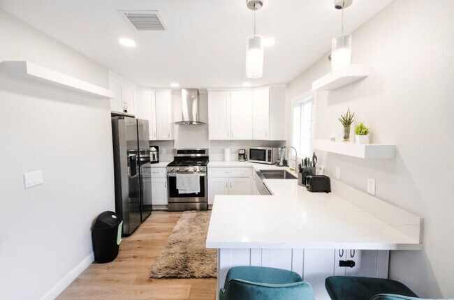 Building Photo - 451 E Lincoln Ave