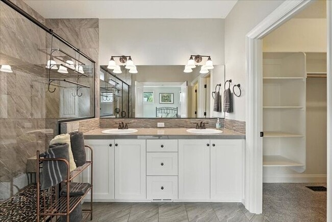 Building Photo - Elegant 3-Bedroom Fully Furnished Home wit...