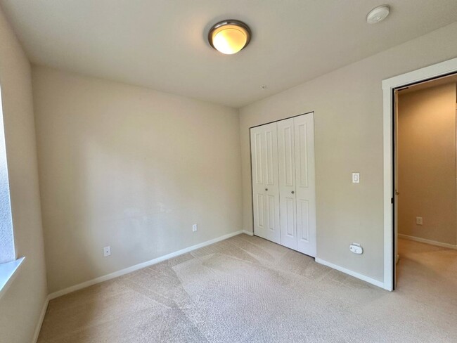 Building Photo - 2Bd/1.75Ba Issaquah Townhouse