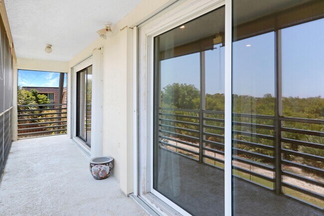 Building Photo - 717 S US Hwy 1