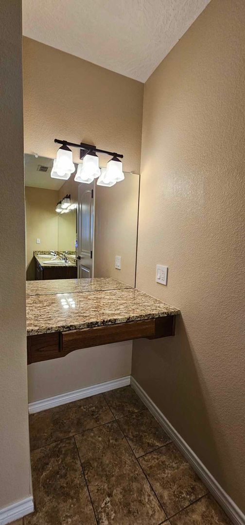 Building Photo - Beautiful 4 bedroom, 2 bath home for rent