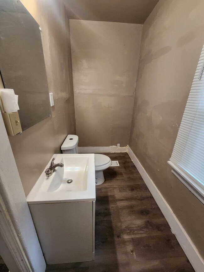 Building Photo - Charming 4-Bedroom Property in Prime Location