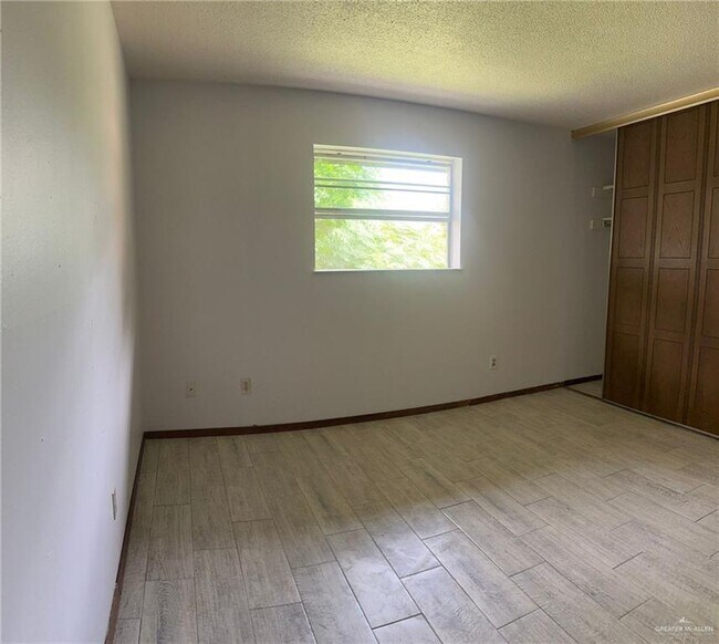 Building Photo - 2421 W Tamarack Ave