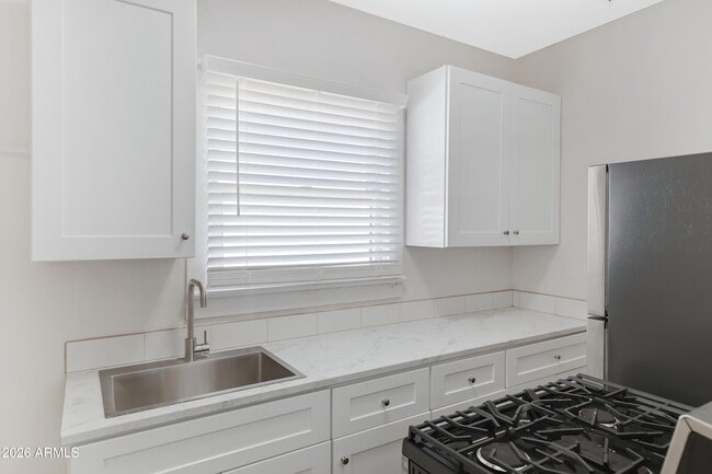 Building Photo - 1108 E Portland St