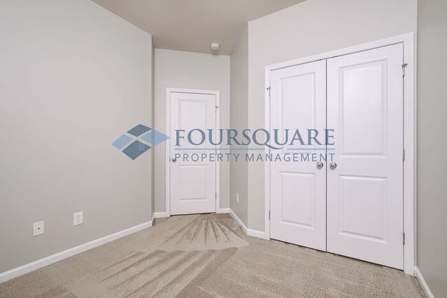 Building Photo - Conveniently Located Townhome With 3 Beds and 2.5 Baths