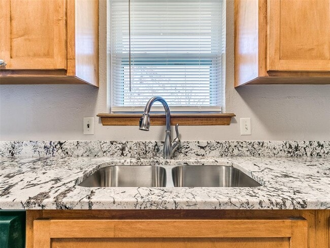 Building Photo - 214 Thompson Dr