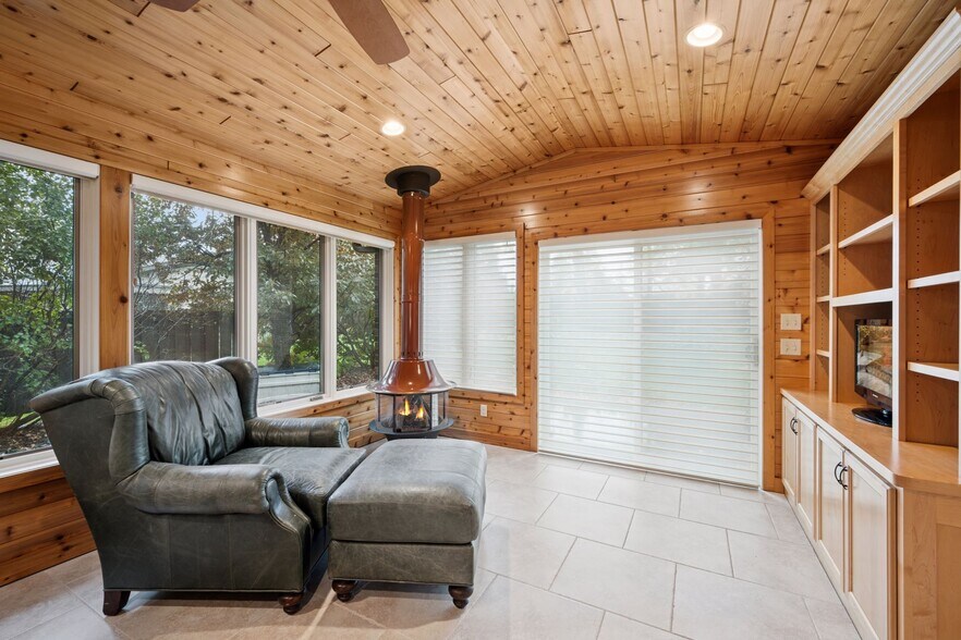 Tons of natural light floods into this sun room - 145 Holly Ln N