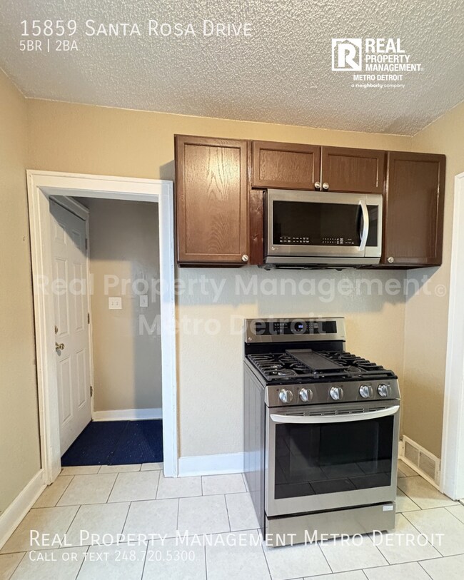 Building Photo - 15859 Santa Rosa Dr