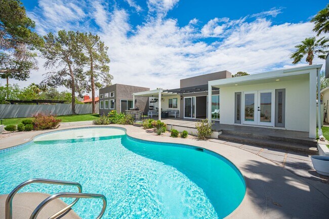 Building Photo - European-inspired Mid-Century Henderson Home!