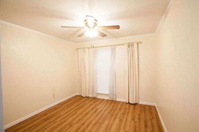 Building Photo - 921 Mossvine Dr