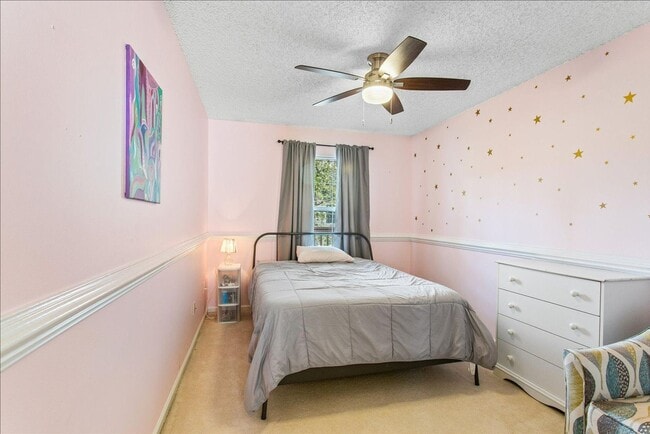 Building Photo - ATTRACTIVE AND BRIGHT LUXURY TOWNHOME IN W...