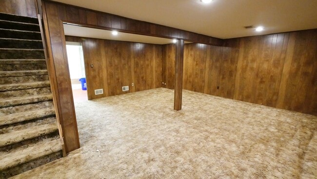 Building Photo - End Unit Townhouse with Full Basement 2BR ...