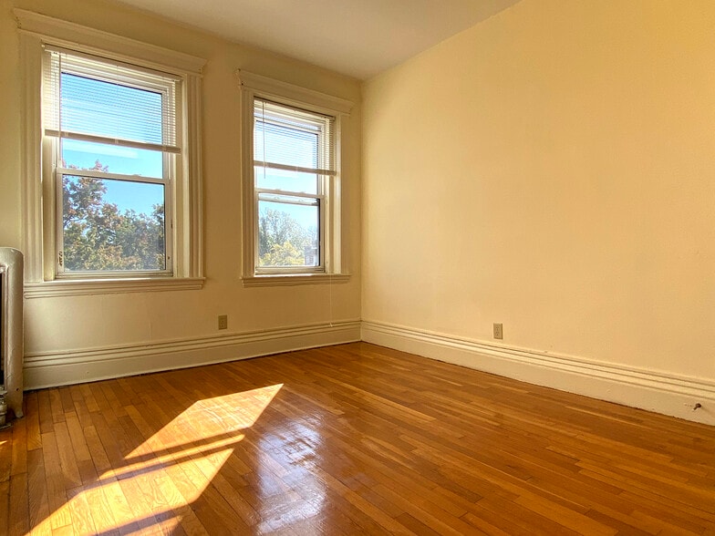 Building Photo - 102 Queensberry St