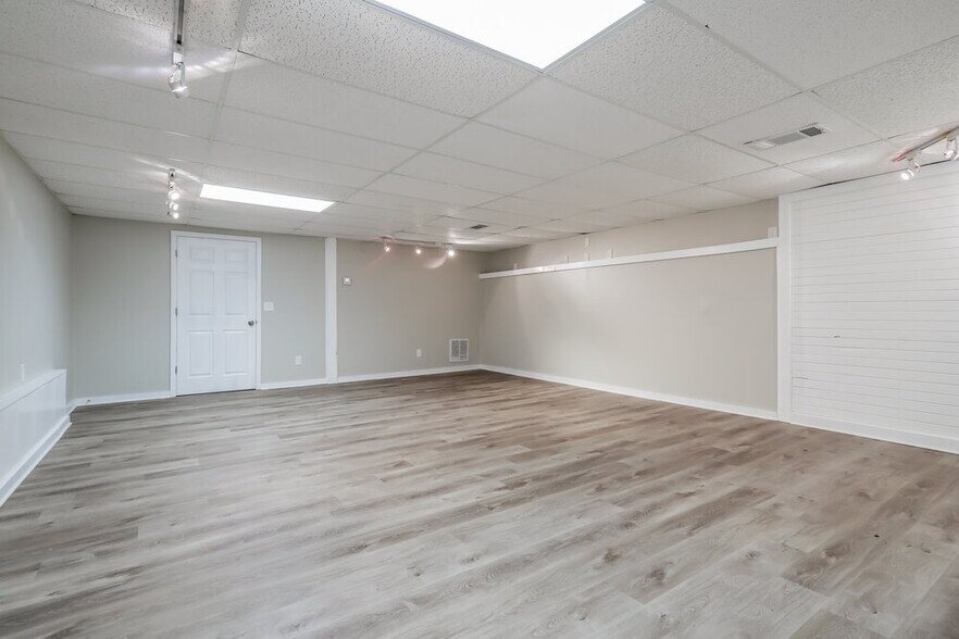 Building Photo - 810 Windsor Dr
